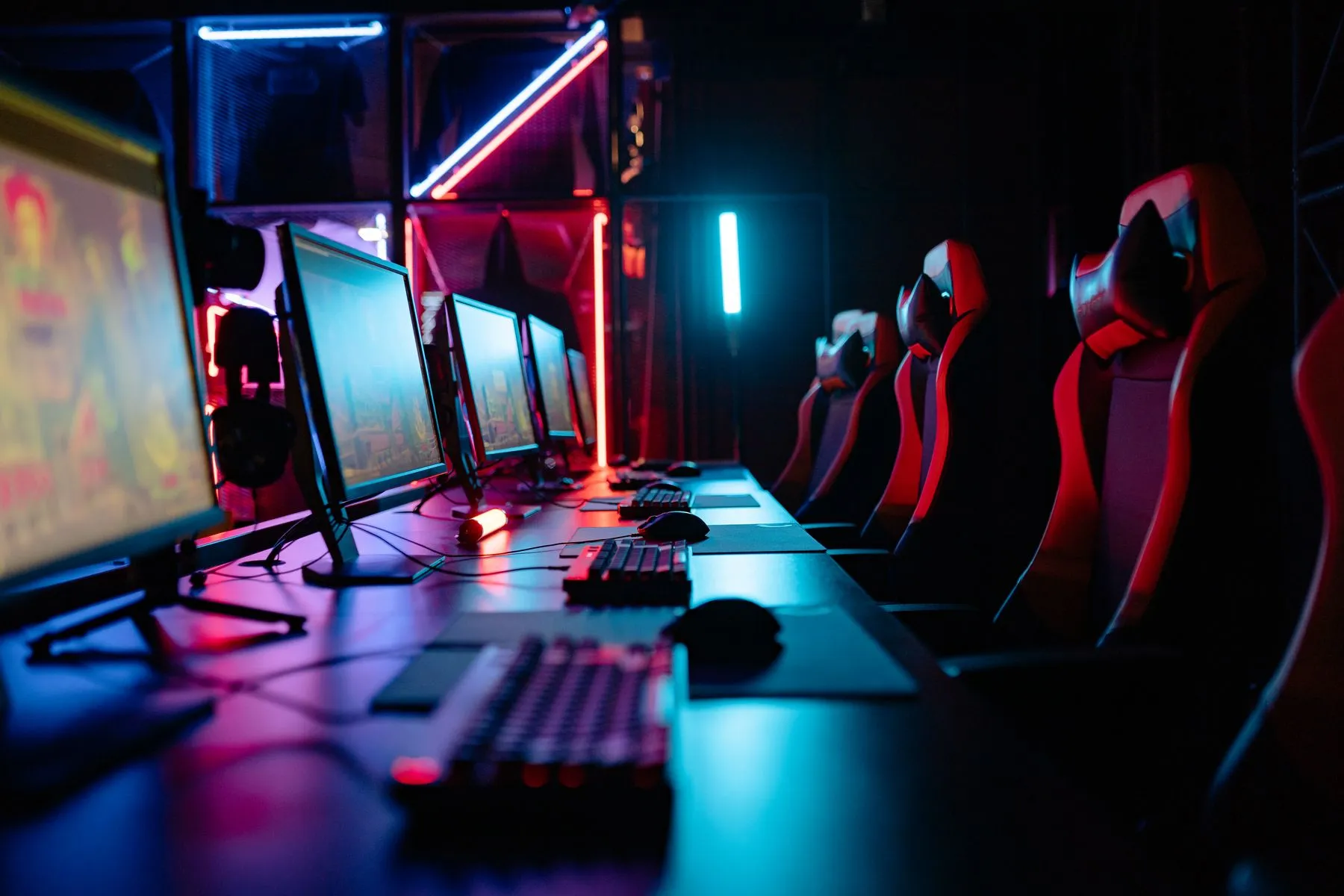 Arena esport, postes de compétition alignés sous des néons