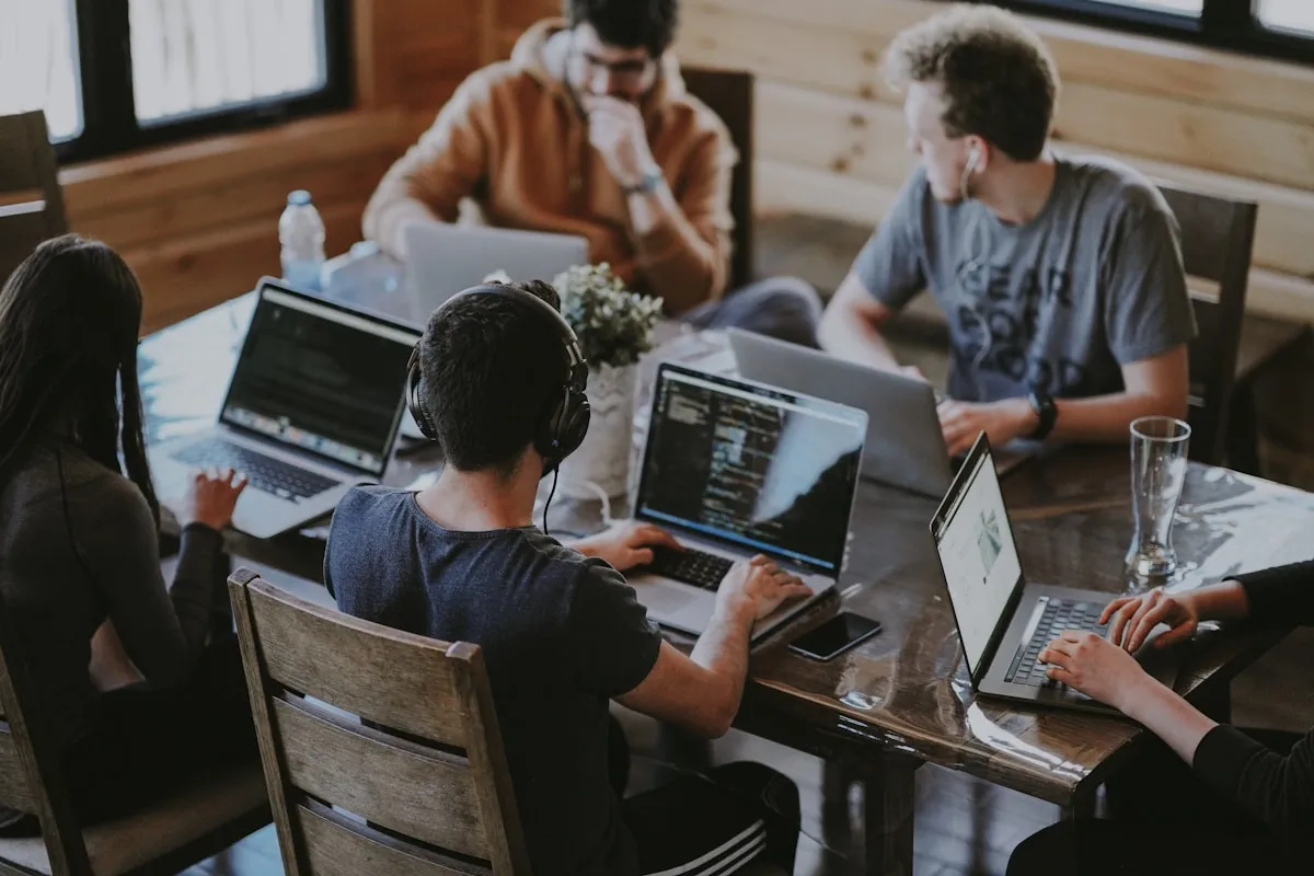 Équipe créative au travail autour d'une table