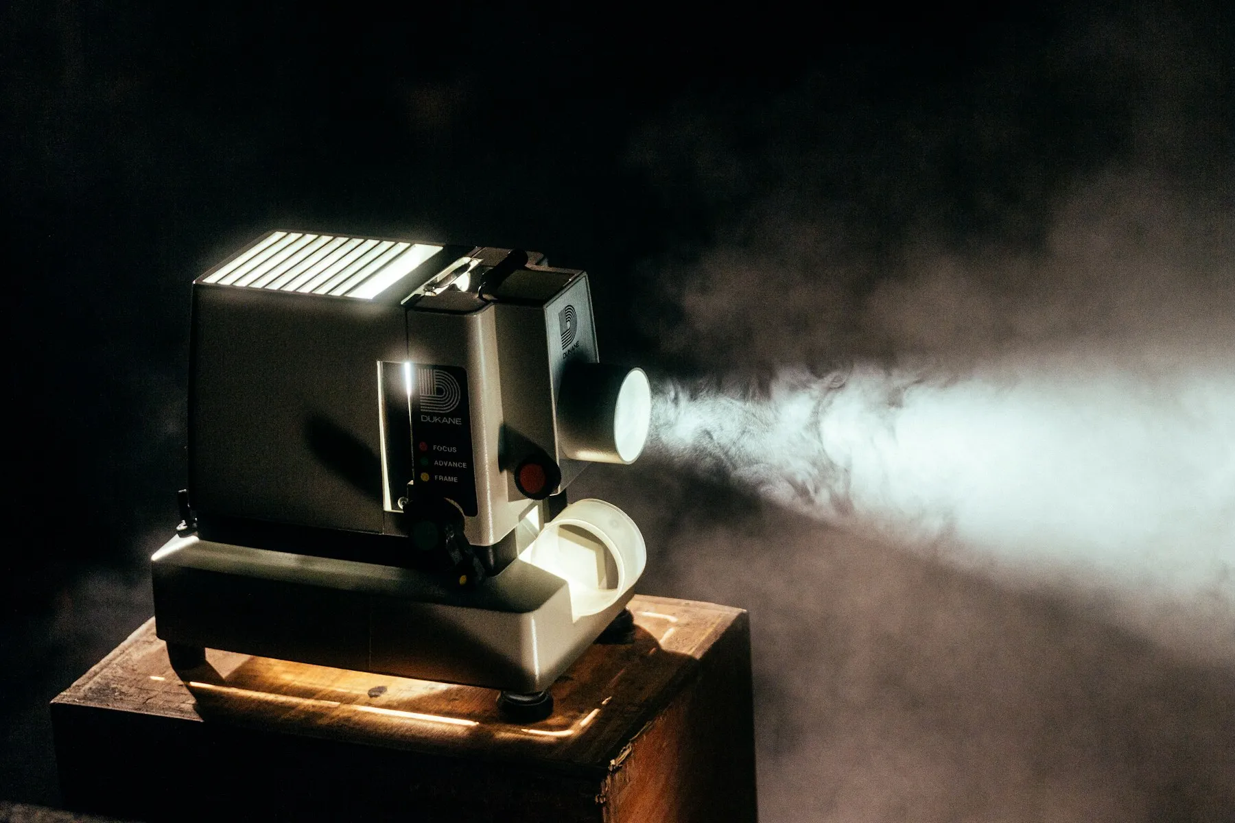 Projecteur de cinéma projetant un faisceau dans l'obscurité