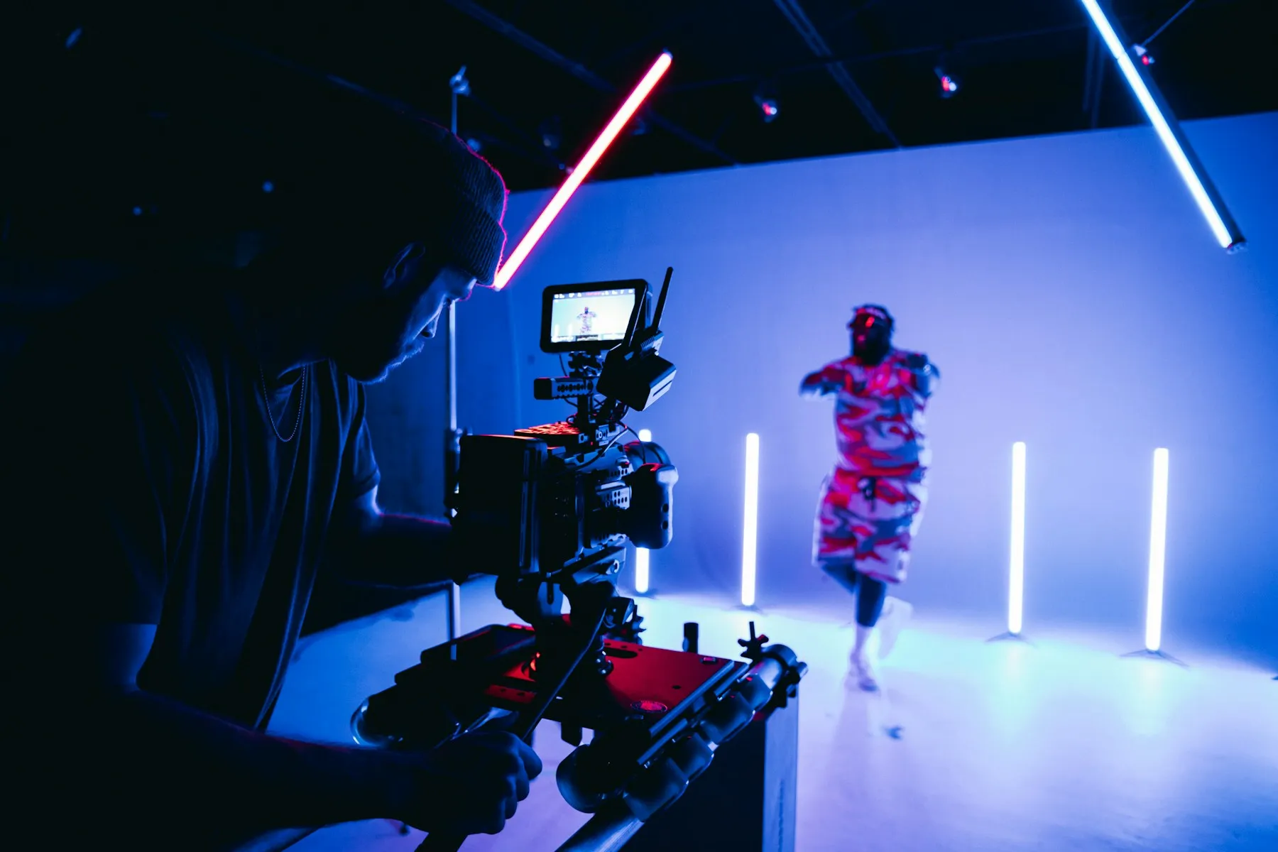 Tournage en studio, éclairé de tubes néon